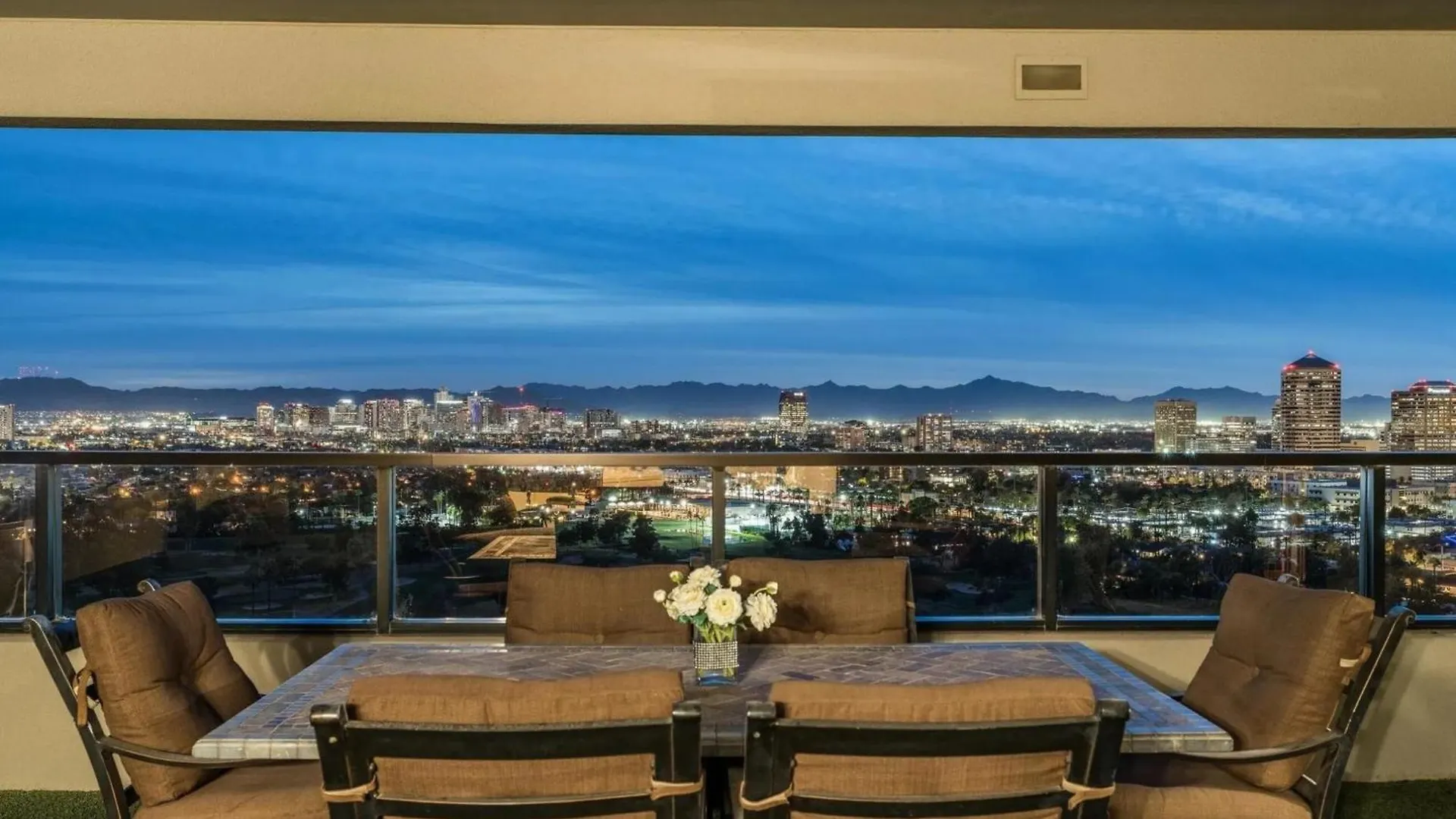 Apartment Step Inside And Rise Above The Phoenix Skyline United States
