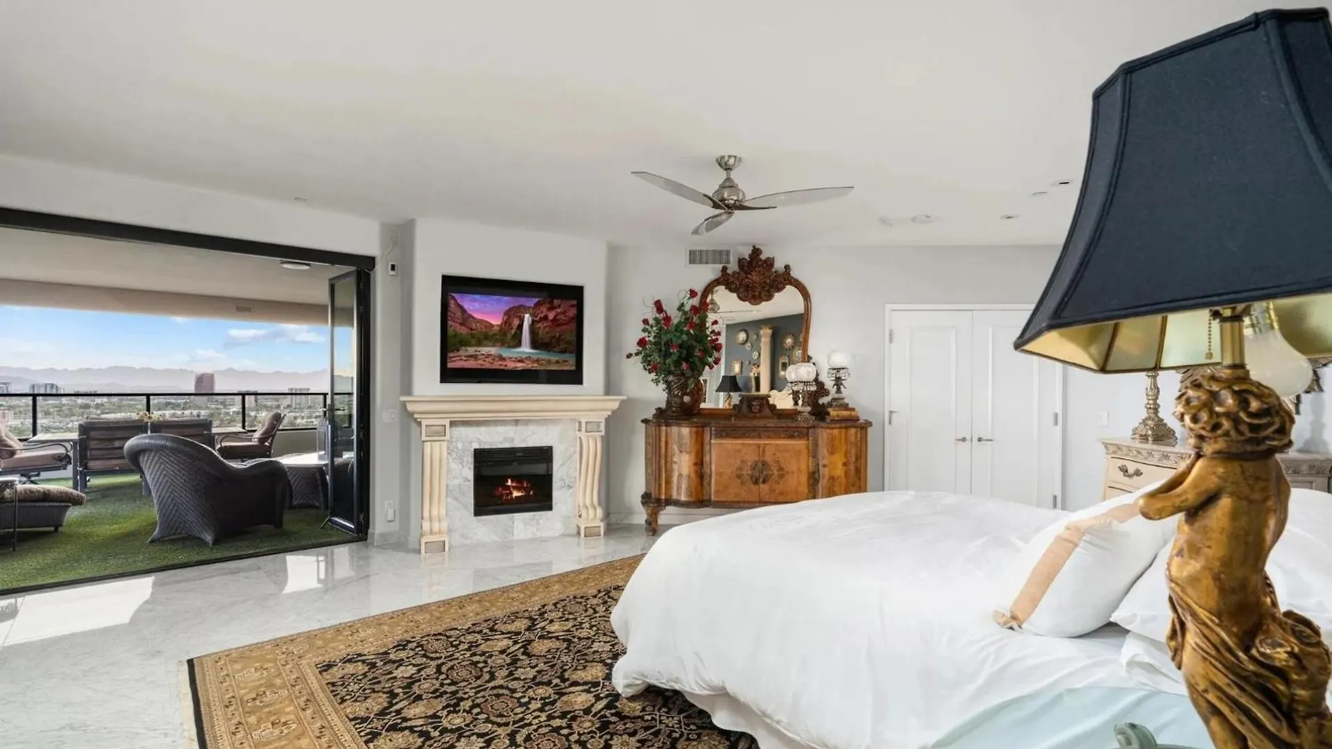 Step Inside And Rise Above The Phoenix Skyline 0*,